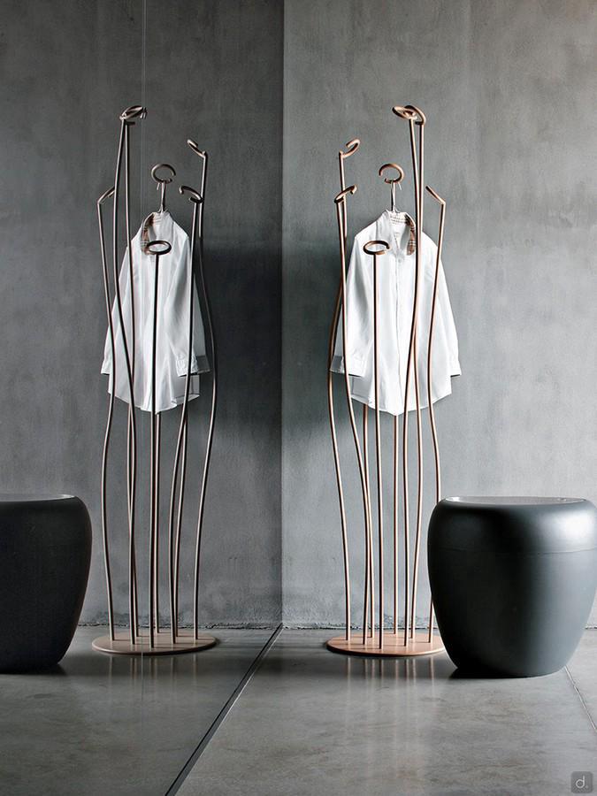 The metal floor coat rack Alga is an original addition with eight "C" profile hooks